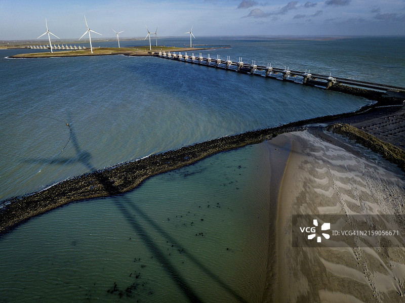 东斯凯尔特河风暴潮屏障：内尔特杰·扬岛的桥梁和风力涡轮机航拍图片素材