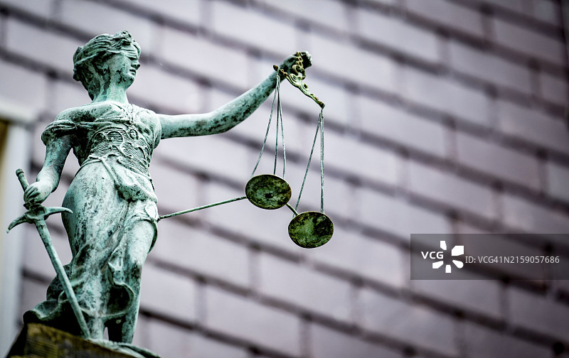 正义女神风化雕像图片素材