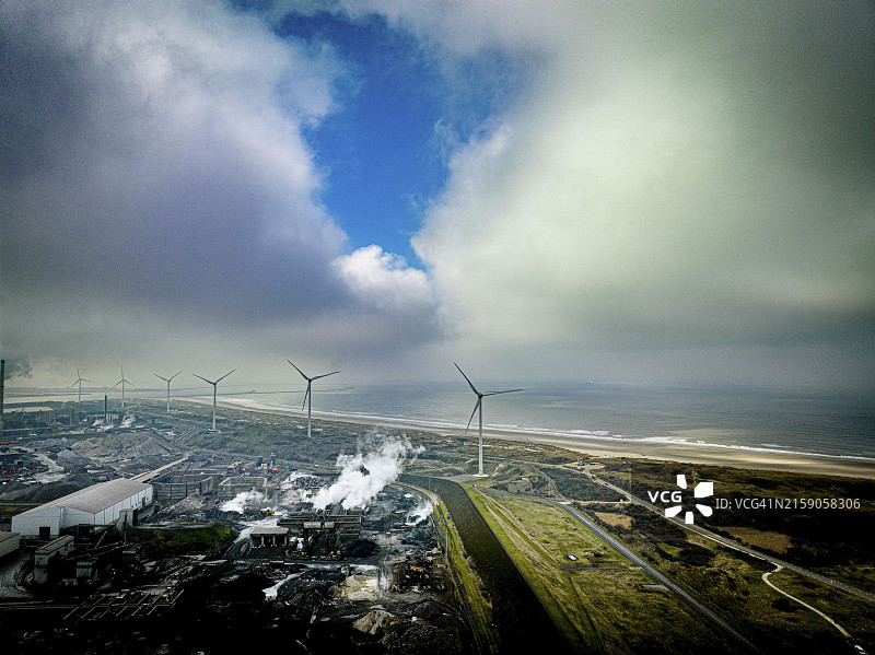 沿海工业区的航拍阴郁景观图片素材