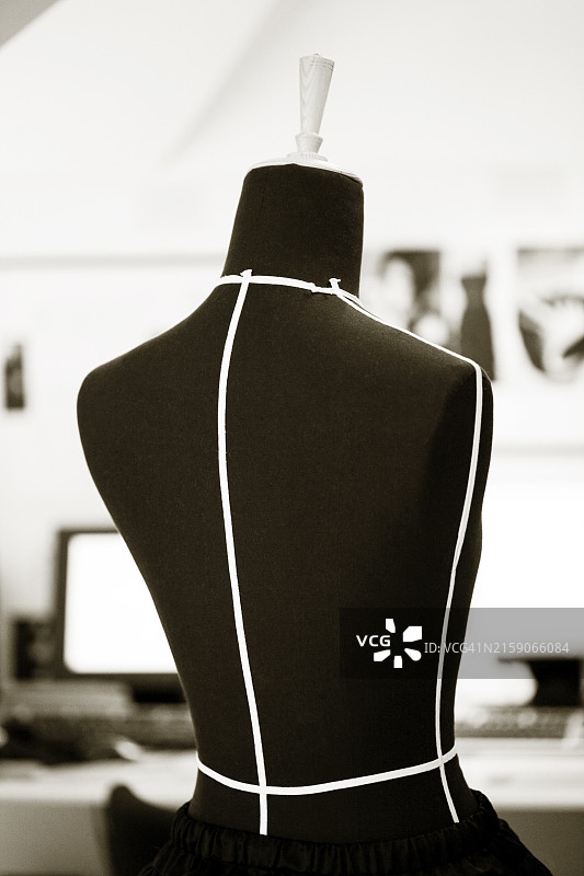 设计工作室里等待时尚命运的人体模型图片素材