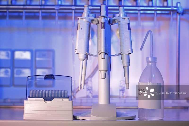 具有自动移液设备的现代实验室装置图片素材