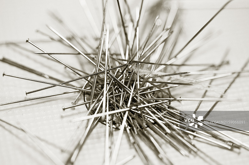 缝纫针的黑白特写图片素材
