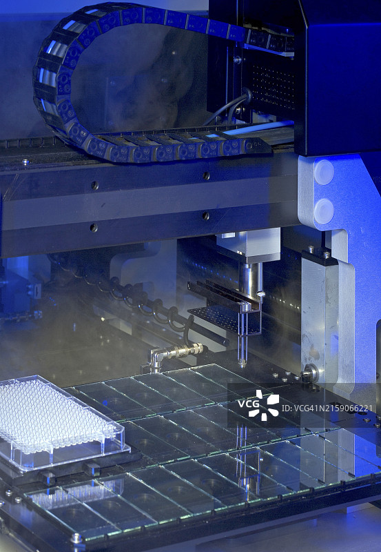 高科技实验室中的精确操作图片素材