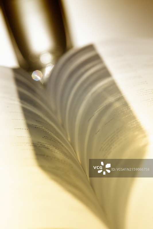 柔光中翻动的书页特写图片素材