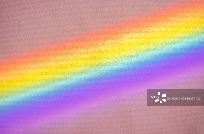 粉色背景上的彩虹倒影图片素材