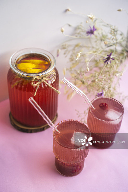 玻璃罐和玻璃杯中的浆果柠檬水，夏季冷饮图片素材