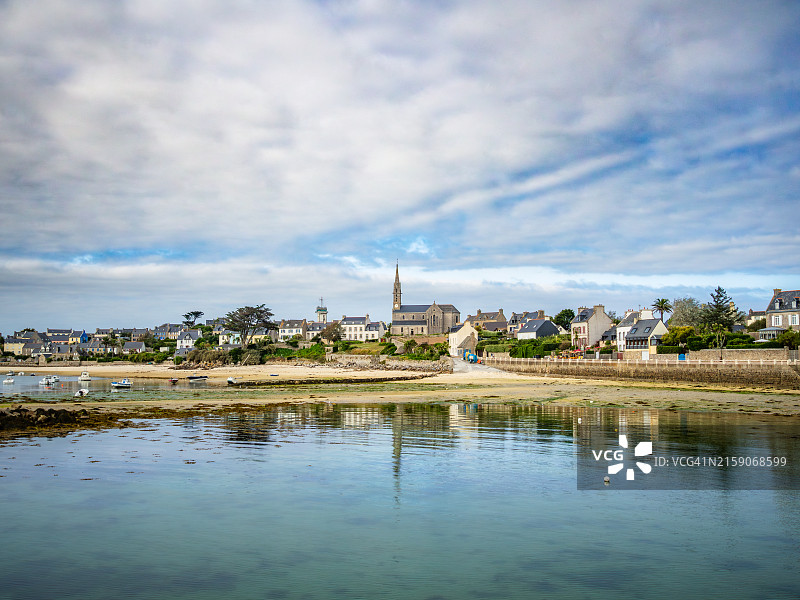 巴兹岛码头退潮时的景色，有圣母-杜-邦-塞古尔天主教堂、海滩和布列塔尼房屋，法国西部菲尼斯泰尔省图片素材
