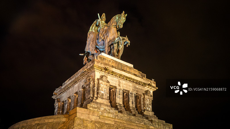 德国科布伦茨德意志之角，威廉一世皇帝的马术雕像夜景图片素材