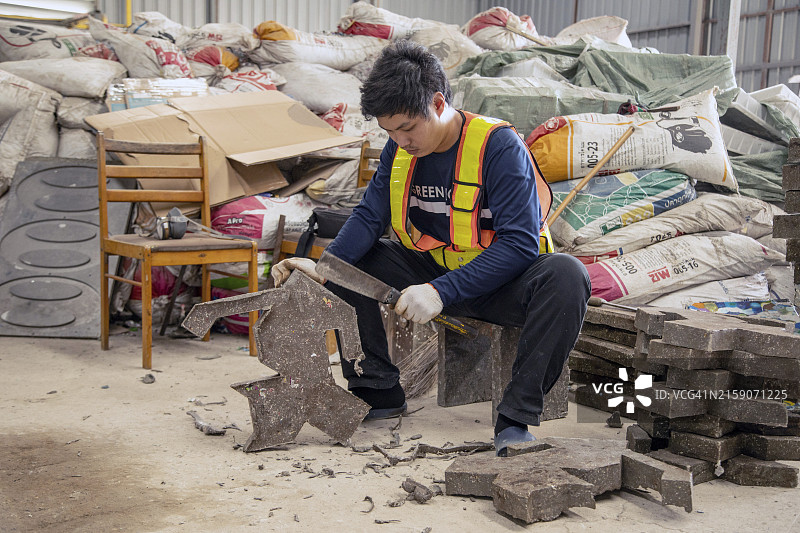 在泰国，工人在回收设施分拣材料图片素材