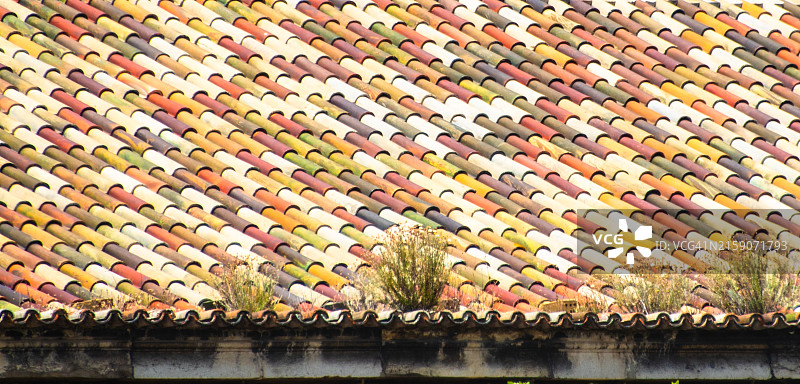 旧彩色瓷砖屋顶图片素材