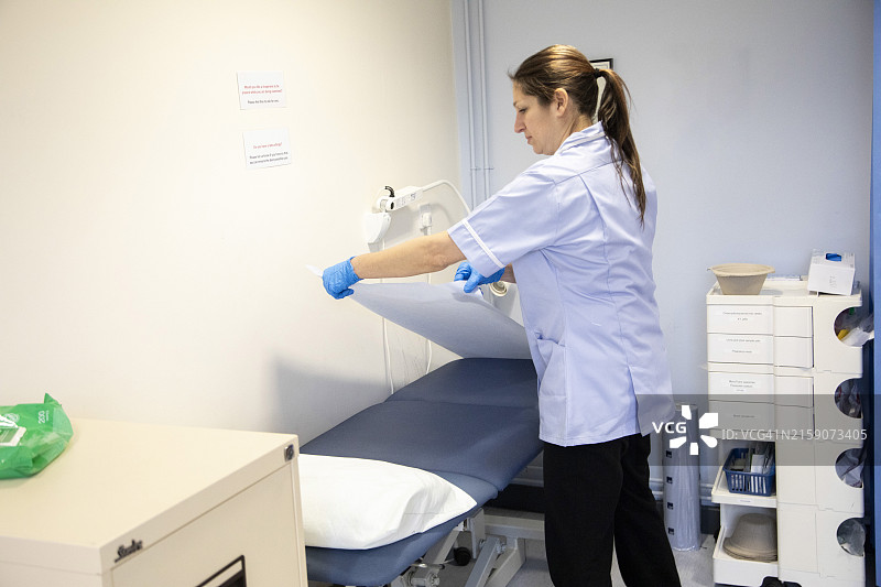 护士准备医疗检查室图片素材