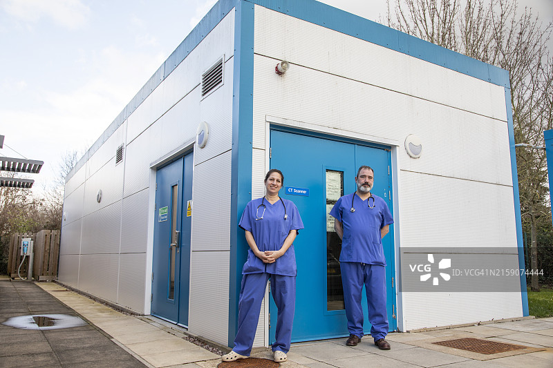 CT扫描仪前的诊所医务人员图片素材