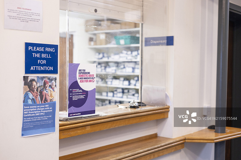 带有服务铃的医院接待区图片素材