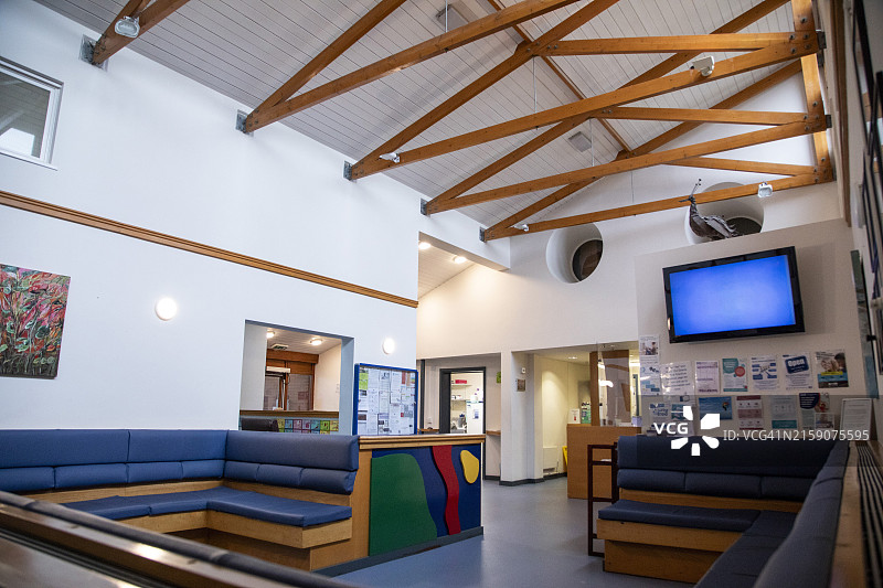 医疗诊所的现代等候区室内设计，配有电视图片素材