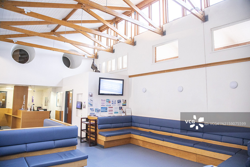 现代医院候诊区，配有舒适座椅和信息显示屏（英国）图片素材