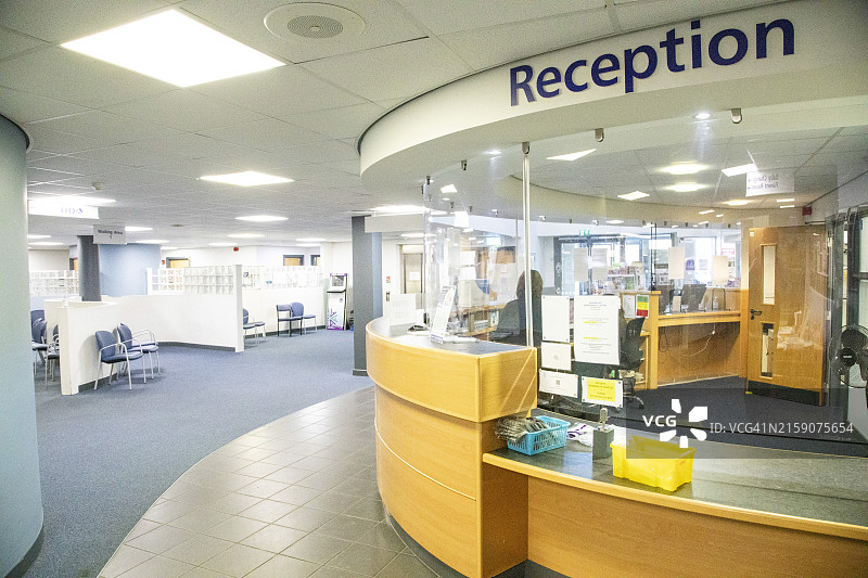 现代化医院接待区，配有弧形服务台和标牌图片素材