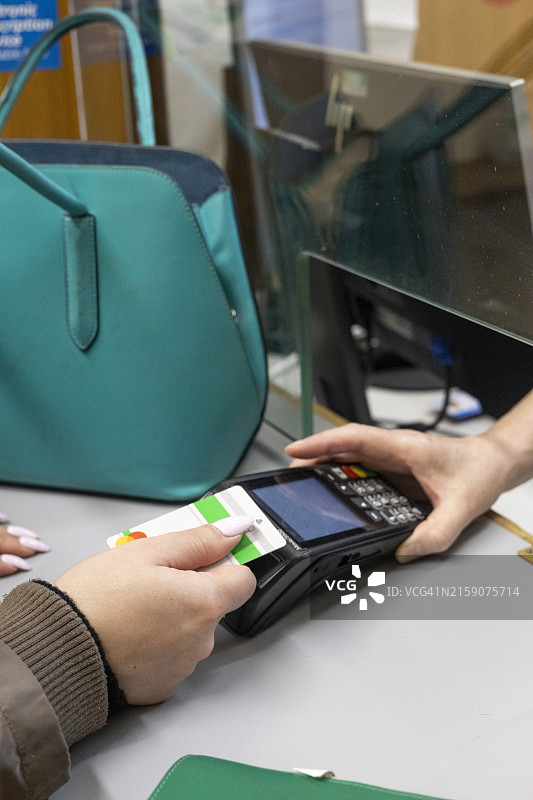 在医院接待处付款的人图片素材