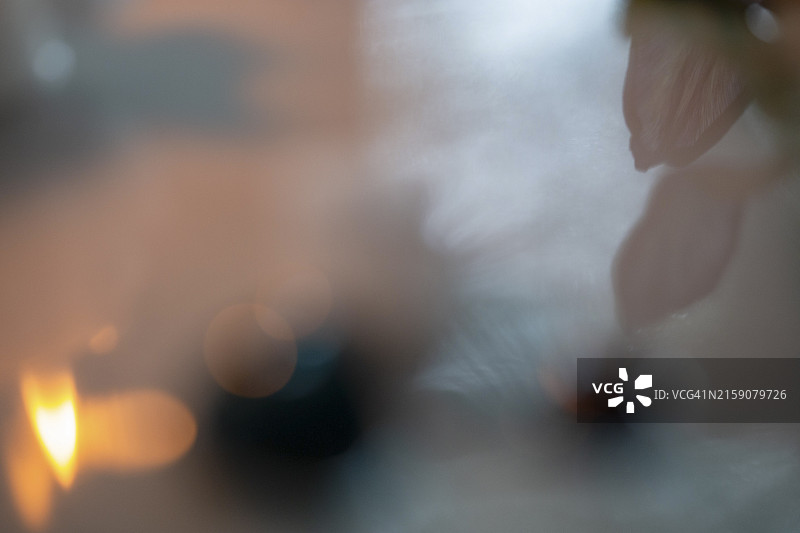 在朦胧或雾蒙蒙的气氛中，模糊的图像捕捉到了一个人的模糊轮廓，柔和的光源营造了环境氛围图片素材
