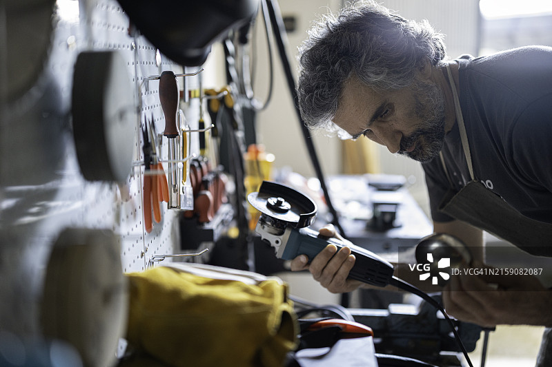 废品艺术：艺术家通过TIG焊接制作回收金属艺术品图片素材