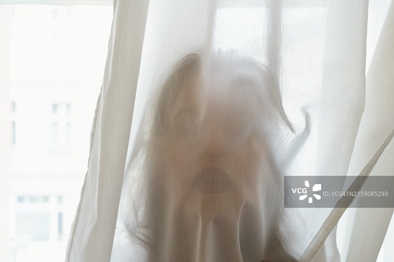 薄纱窗帘后的人影图片素材