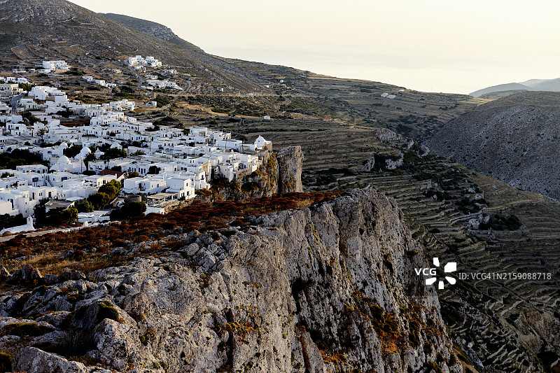 夕阳下山丘中的白色村庄图片素材