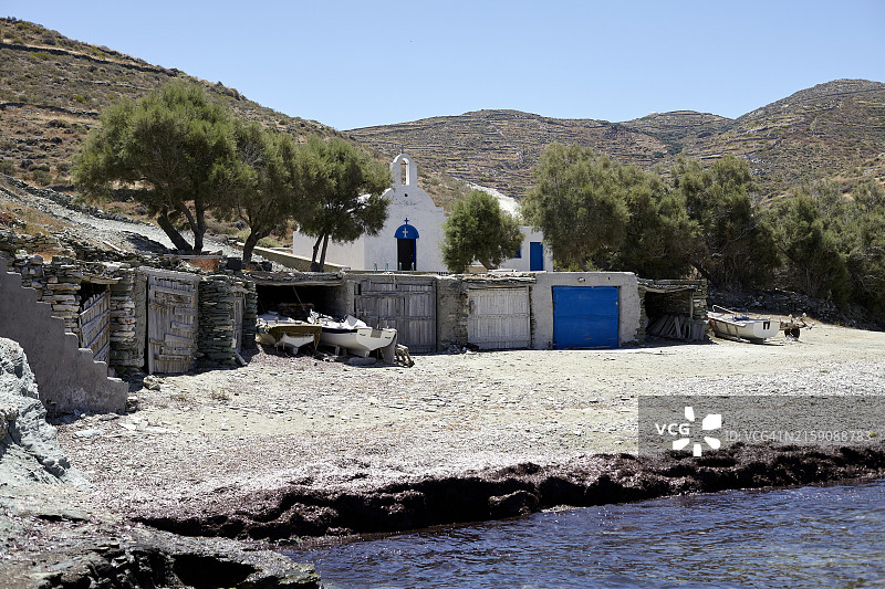 宁静海边，蓝色圆顶教堂与船只图片素材