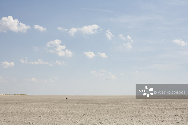 广阔的沙滩和蓝天白云图片素材