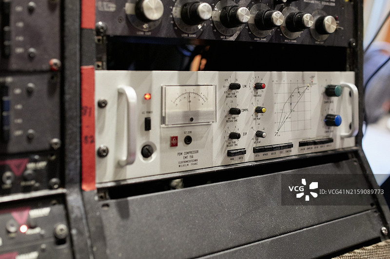 特写：带有刻度盘、开关、仪表和图表的电子设备图片素材