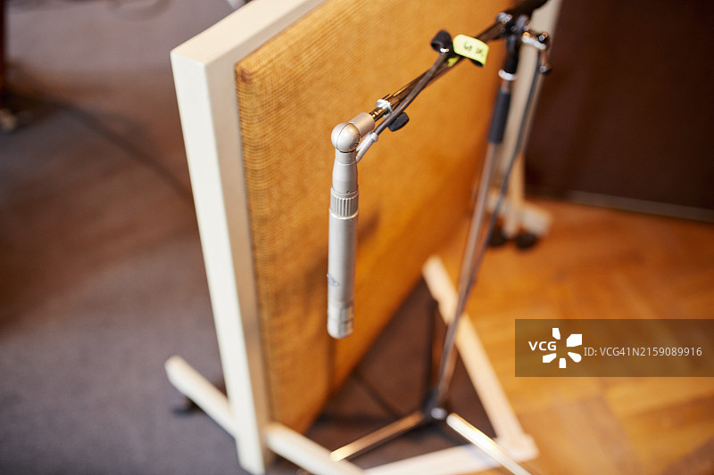木地板上的银色麦克风与米色音箱特写图片素材