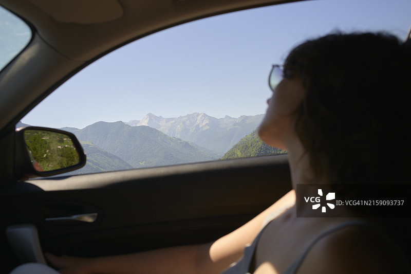 乘客在行驶的车内欣赏山景图片素材