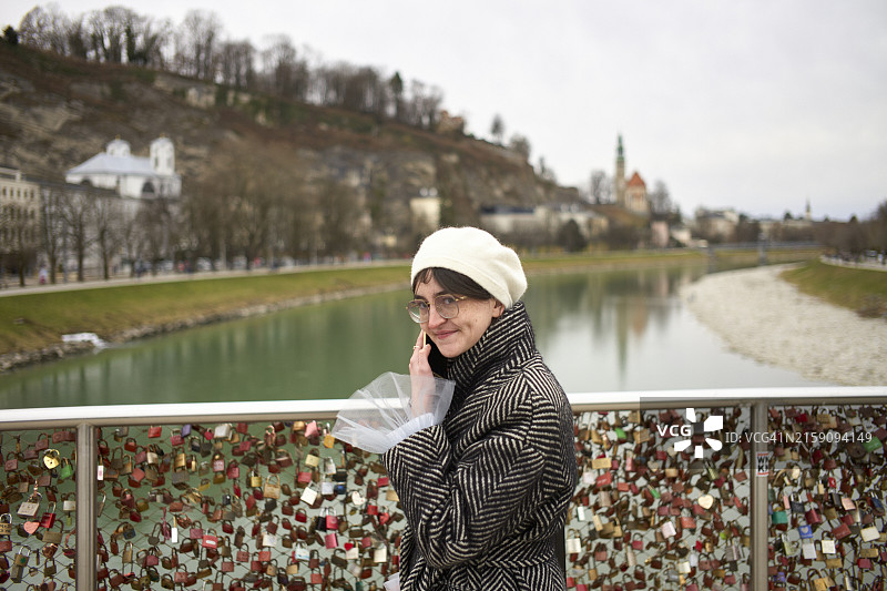 爱情锁桥上微笑的人图片素材
