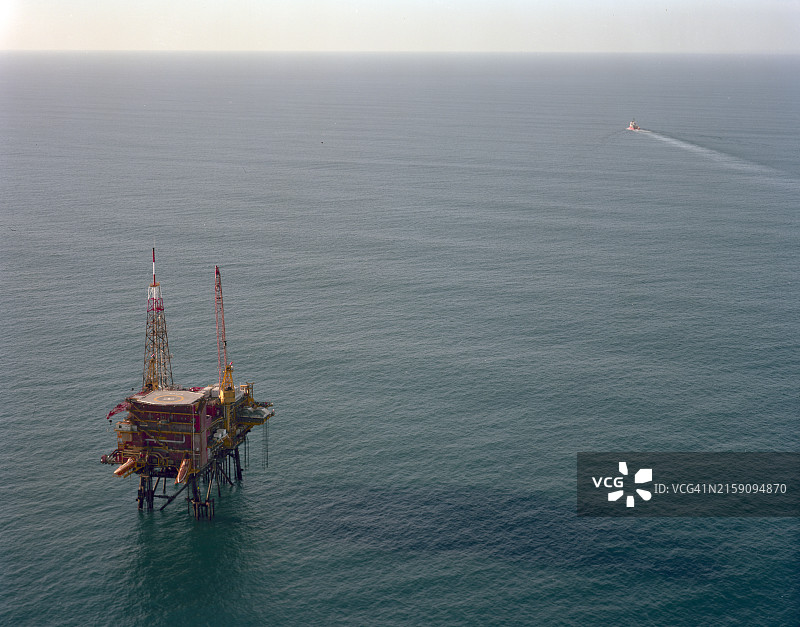 新西兰塔斯曼海的石油钻井平台图片素材