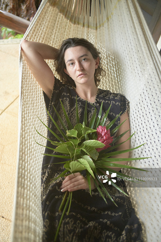 年轻女子在吊床上休息图片素材