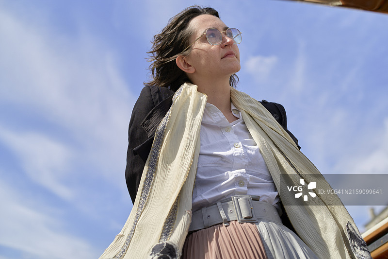 晴空下自信眺望远方的女人图片素材