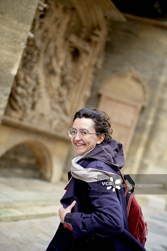 戴眼镜参观历史建筑的微笑女人图片素材