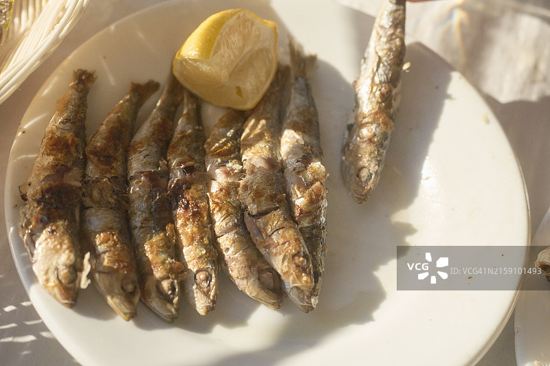 烤沙丁鱼配柠檬角图片素材