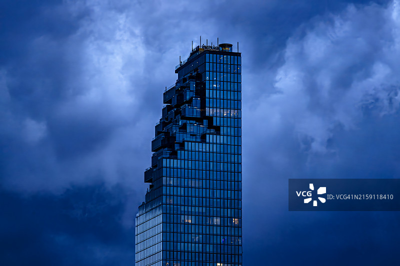 全球变暖和气候变化导致暴风雨乌云笼罩城市图片素材