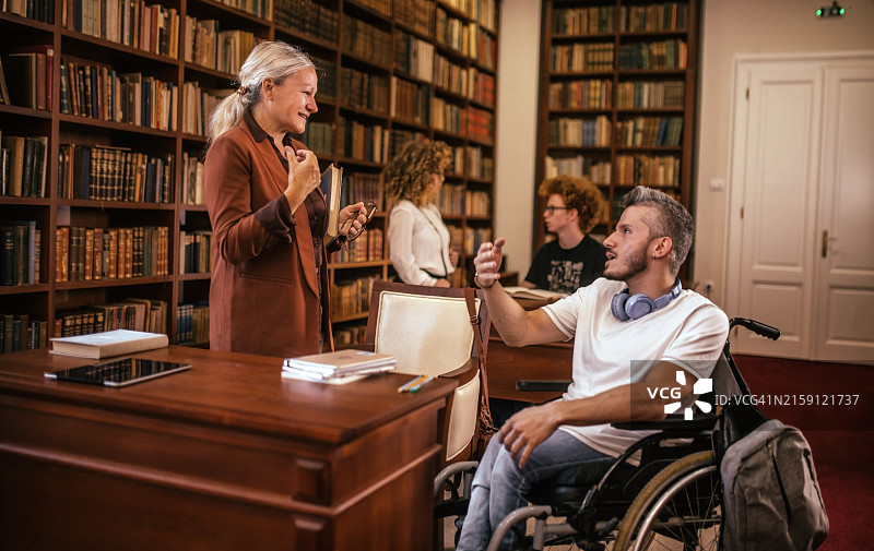 年轻学生在学校图书馆学习图片素材
