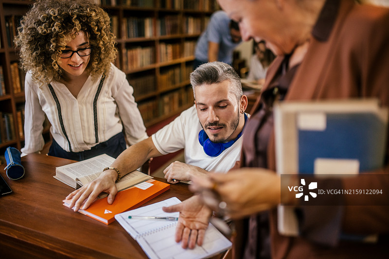 年轻学生在学校图书馆学习图片素材