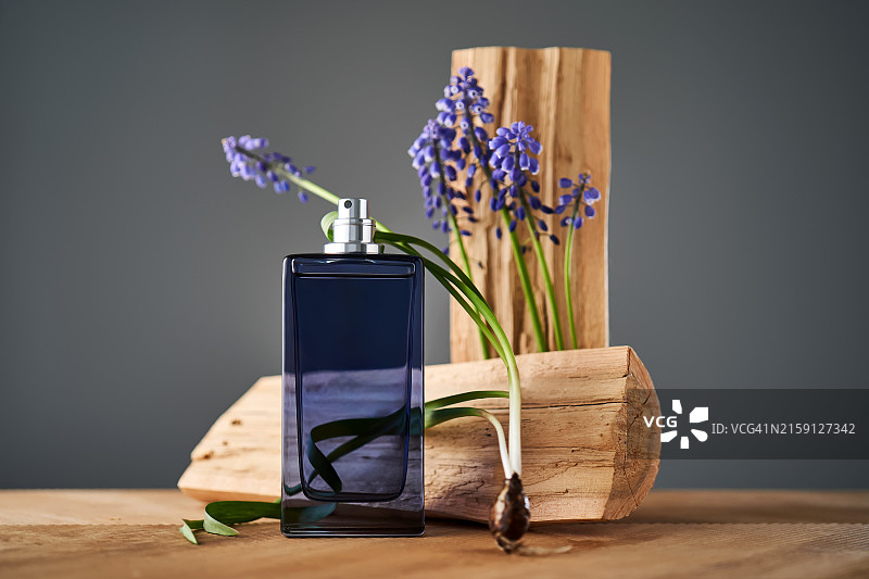 蓝色香水瓶与鲜花静物摄影图片素材