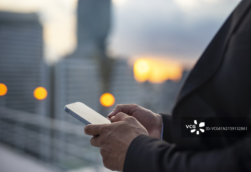 用手机发短信的商人图片素材