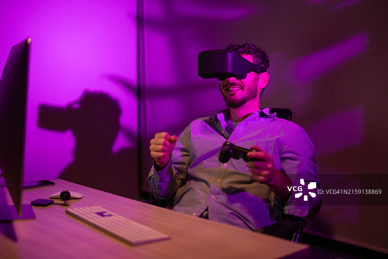 白人男子在家玩电子游戏图片素材