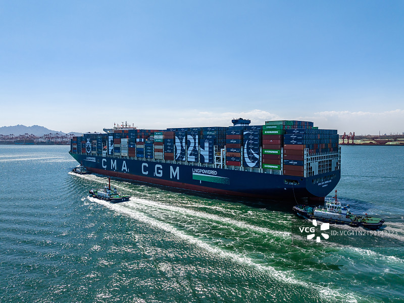 无人机视角：达飞格陵兰集装箱船驶入青岛前湾集装箱码头图片素材