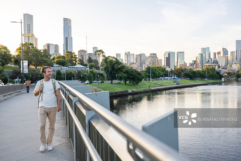 男子享受风景优美的城市漫步图片素材