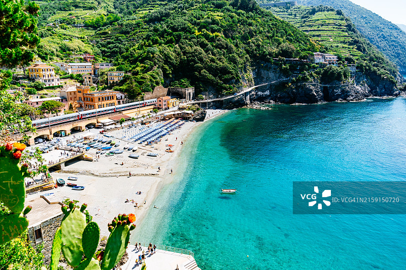 意大利五渔村彩色房屋和沙滩船只图片素材