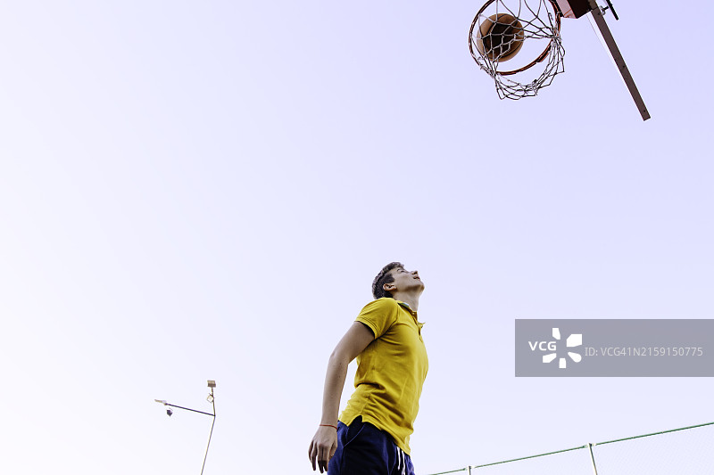 球员准备投篮图片素材