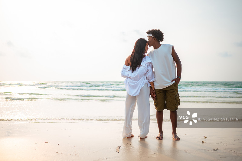 情侣在浪漫海滩分享亲吻图片素材