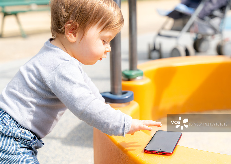 幼儿拿着智能手机图片素材