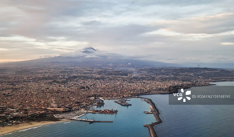 意大利西西里岛卡塔尼亚和埃特纳火山全景图片素材
