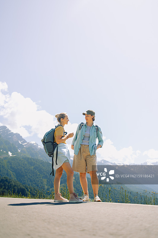 两位女性朋友计划夏季登山图片素材